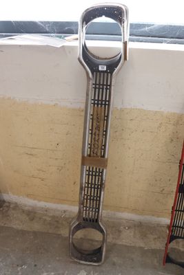un « wrenet » appuyé contre un mur près d'une fenêtre
