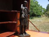 une statue représentant une femme debout à l'entrée d'un camion