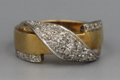une image représentant une bague en or et en argent sertie de diamants