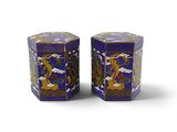 deux boîtes bleues et violettes ornées de motifs, posées sur une surface blanche
