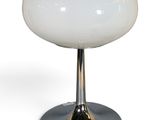 une photo d'une lampe de table blanche posée sur un pied en métal