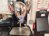 un trophée en argent posé sur une table noire dans un magasin
