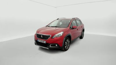 une voiture rouge est garée dans une pièce blanche