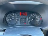 un gros plan sur le tableau de bord d'une voiture avec un compteur de vitesse