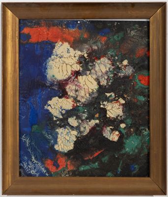 une peinture abstraite représentant des fleurs, dans un cadre doré, accrochée sur un mur blanc