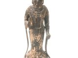 une image représentant une statue d'une femme tenant un serpent dans la main