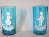 deux vases en verre bleu ornés de silhouettes blanches