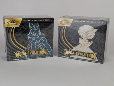 deux boîtes de cartes à collectionner Pokémon « Méga-Évolution » posées sur une surface blanche