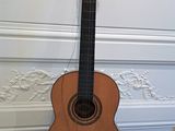 une guitare posée sur une table dans une pièce