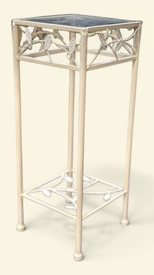 une table blanche avec un plateau en verre sur fond blanc