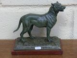 une statue représentant un chien debout sur une table