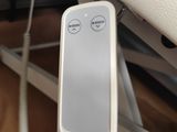 un gros plan sur une télécommande posée sur un lit d'hôpital