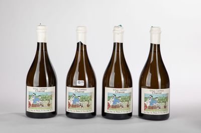 trois bouteilles de vin posées l'une à côté de l'autre sur une table
