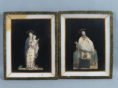 deux photos encadrées représentant une femme et un homme en costume d'époque