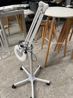 l'image d'une table sur laquelle est posée une lampe