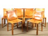 quatre chaises alignées sur le sol