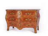 une commode en bois avec un plateau en marbre