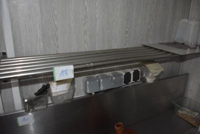 Une étagère à barreaux, 3 bac mural pvc, en l'état - Photo 1