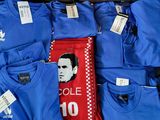 beaucoup de chemises bleues exposées