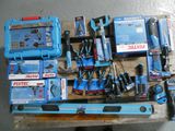 un grand nombre d'outils posés sur une table