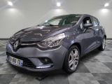 la voiture grise est garée sur un sol en damier dans le garage