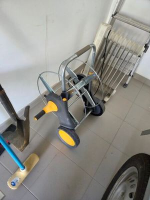 un petit chariot chargé d'outils dans un garage