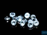 de très jolis diamants bleus sur un fond noir