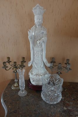une statue de femme assise sur une table