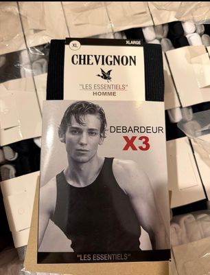 un paquet de cigarettes sur lequel figure la photo d'un homme en débardeur