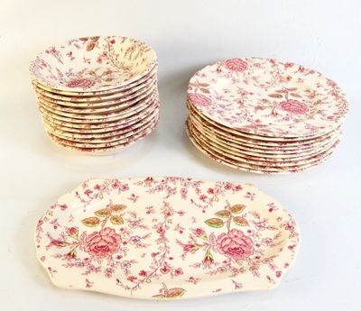 un grand nombre d'assiettes posées sur une table