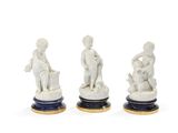 trois figurines représentant un garçon et une fille sur un socle