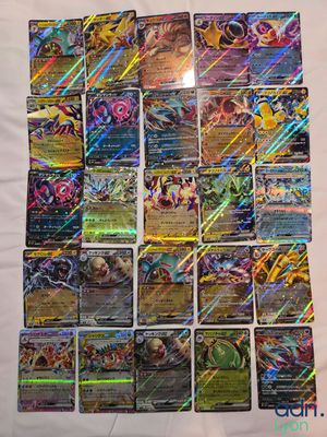 un tas de cartes pokemon posées sur une table