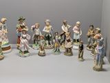 de nombreuses figurines représentant des personnes debout sur une table blanche