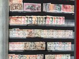 de nombreux timbres exposés au mur