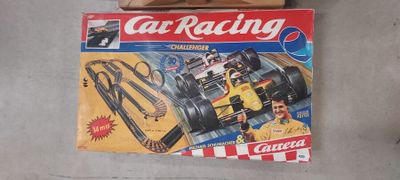 un magazine sur lequel figure la photo d'une voiture de course