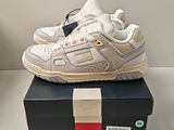 une boîte sur laquelle est posée une paire de chaussures