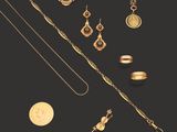 une collection de bijoux en or comprenant un collier, un bracelet et une bague
