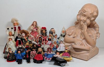 many figurines that are sitting next to each other