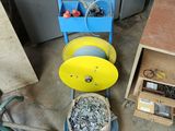 la photo d'une machine qui se trouve dans un garage