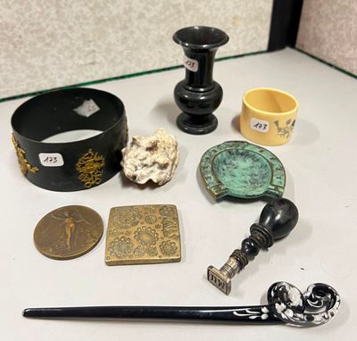 un grand nombre d'objets posés sur une table