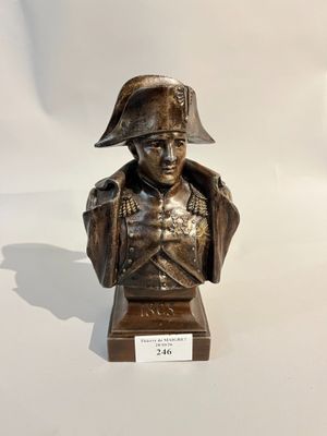 buste en bronze d'un soldat portant un casque, sur fond blanc