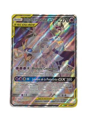 un gros plan d'une carte Pokémon sur fond blanc