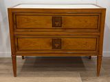 un gros plan d'une commode en bois comportant trois tiroirs