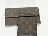 deux portefeuilles Louis Vuitton posés l'un à côté de l'autre sur une surface blanche
