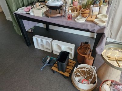 une table sur laquelle se trouvent plusieurs objets