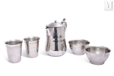 quatre tasses et un pichet sur fond blanc