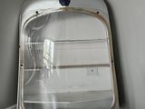 un miroir dans un coin d'une pièce, recouvert d'une protection en plastique