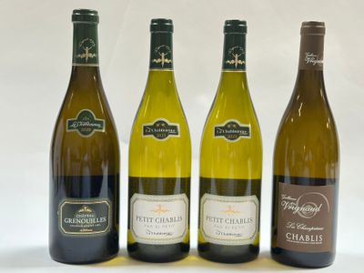 quatre bouteilles de vin sont alignées sur une surface blanche