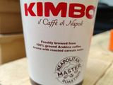 une tasse de café posée sur une table