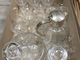 une boîte remplie de verres vides posée sur une table